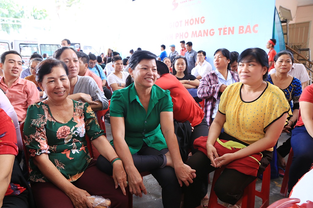 hang nghin nguoi sai gon nuom nuop di hien mau cuu nguoi