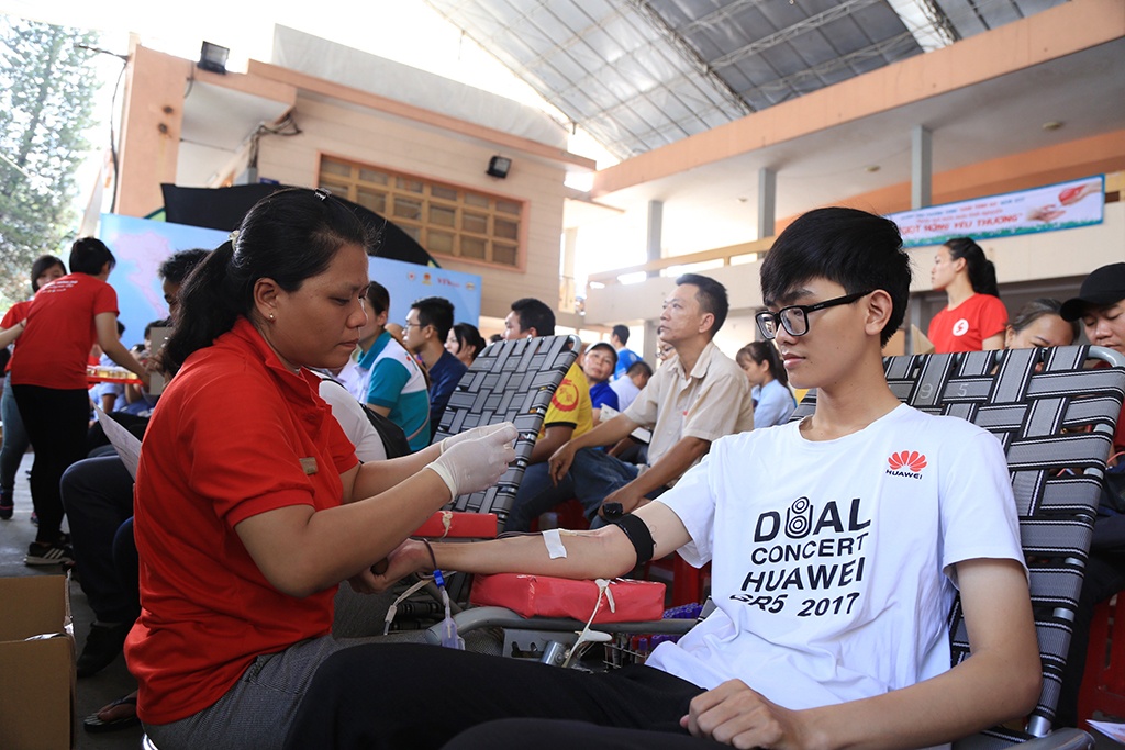 hang nghin nguoi sai gon nuom nuop di hien mau cuu nguoi