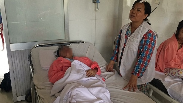khoi to bi can vu nguoi dan ong tat axit khien 6 nguoi bi bong