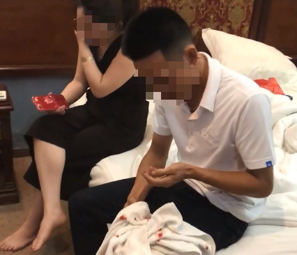 tam dinh chi can bo csgt vao nha nghi voi co giao da co chong