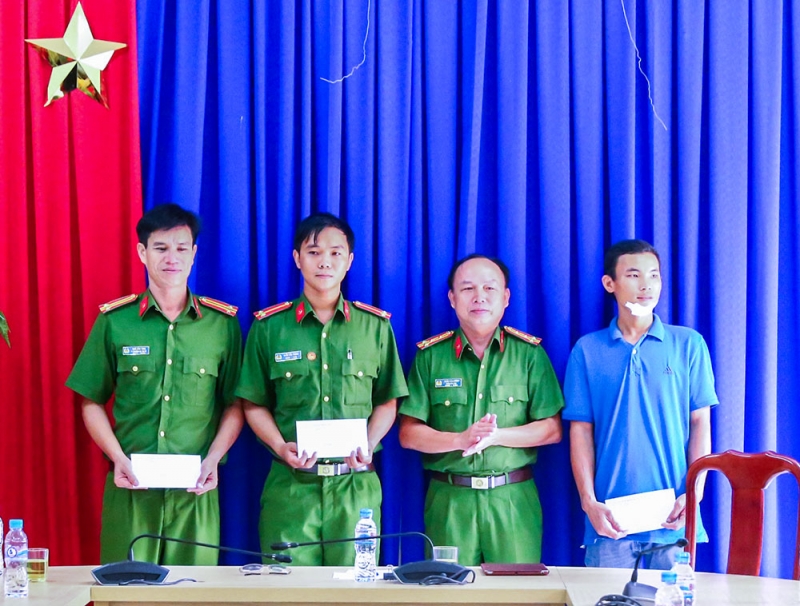 ke cho nu quai giat day chuyen dam canh sat hinh su dang tron na ve toi giet nguoi