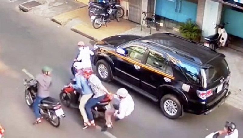 dem tien di mua dat nguoi phu nu bi cuop 600 trieu cung dien thoai vertu