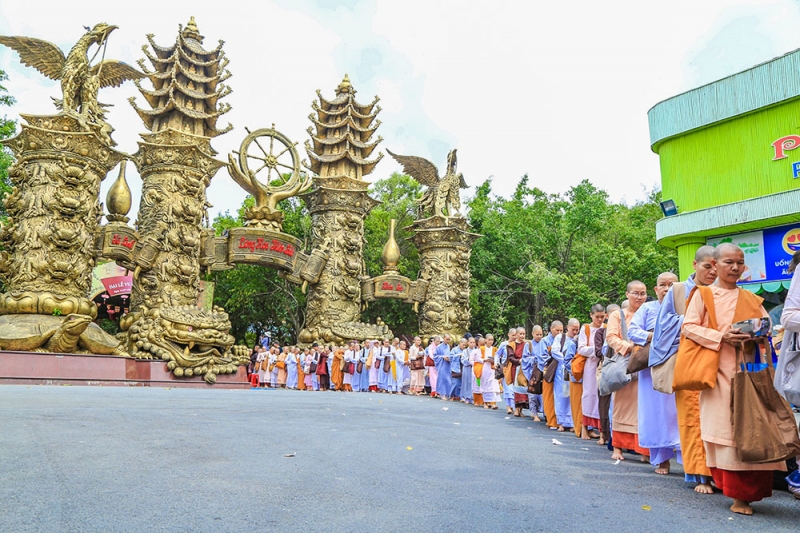 Hơn 1.000 tăng ni, phật tử dự đại lễ Vu Lan hon 1000 tang ni phat tu du dai le vu lan tai kdl suoi tien