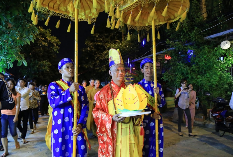 le vu lan gui nguyen cau theo canh hoa dang