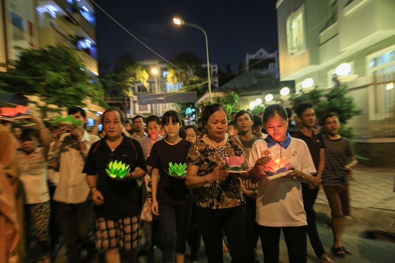 le vu lan gui nguyen cau theo canh hoa dang