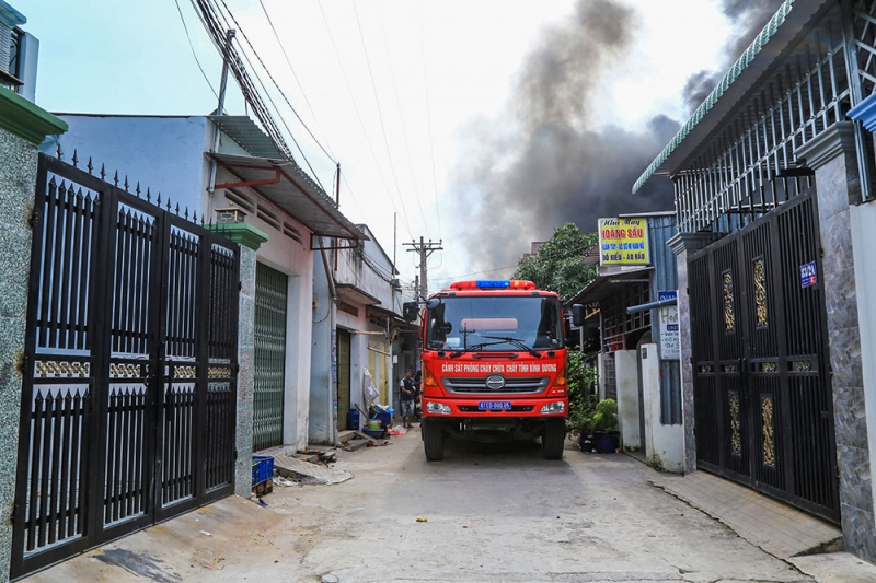 binh duong xuong phe lieu chay du doi nhieu nha dan bi va lay