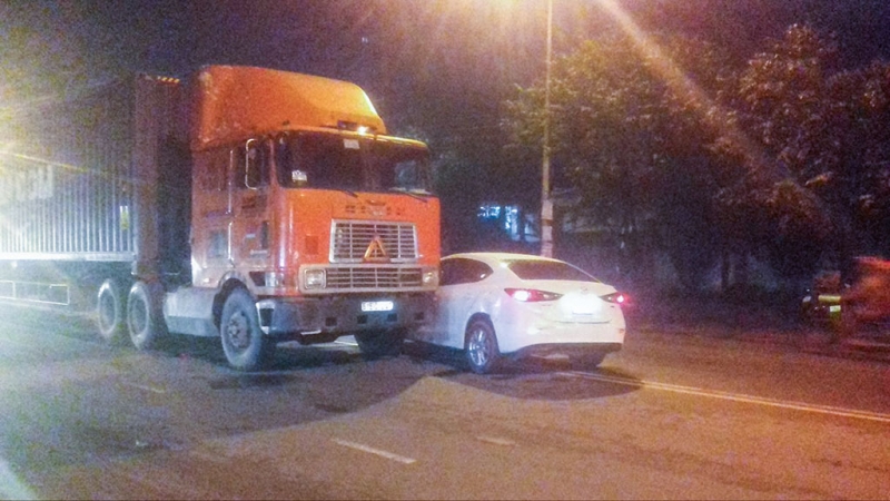 oto 4 cho dinh chat vao xe dau keo container co gai tre gao thet keu cuu