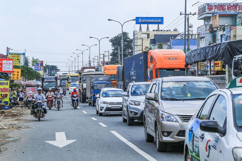 cuu can bo thue cung con gai thuong vong duoi banh xe tai