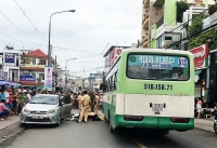 canh bao mo cua o to au khien nguoi di duong bi thuong