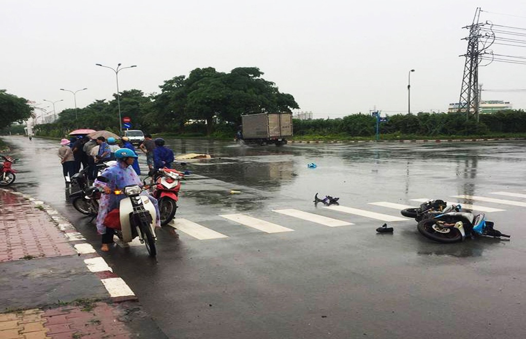 tong vao duoi xe tai hai co gai thuong vong