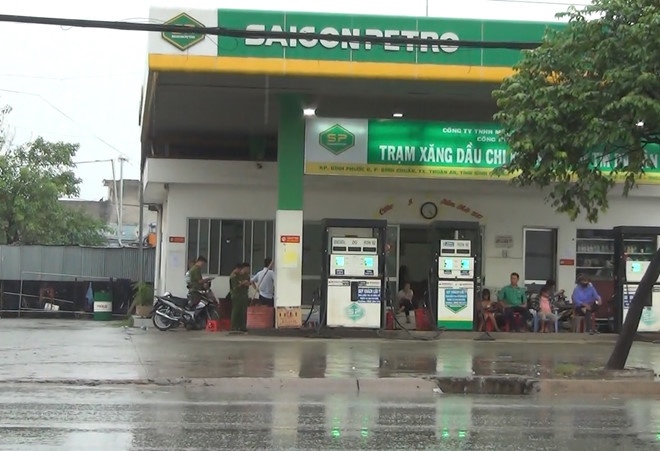 dau nho ben canh cay xang xe o to innova bi trom giua ban ngay