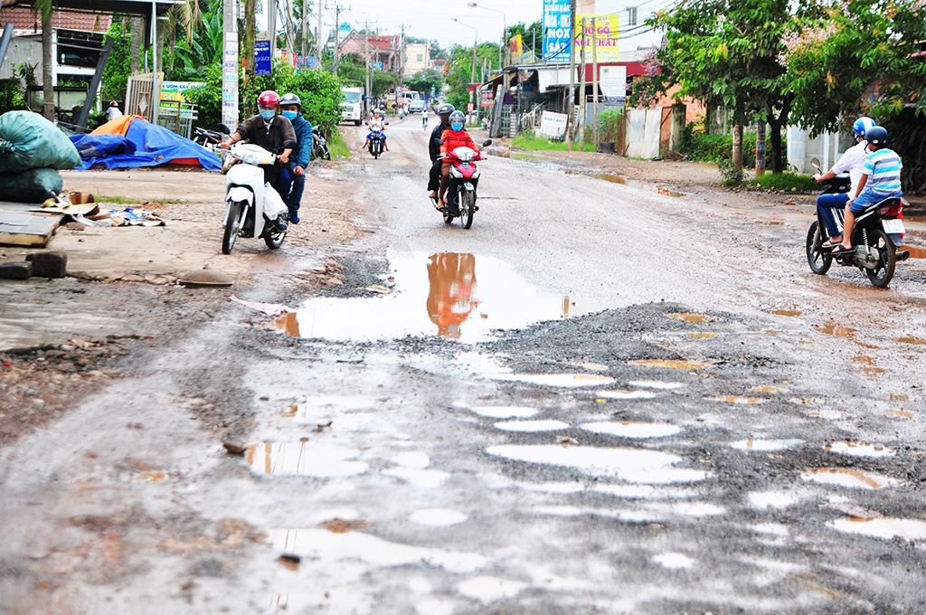 xe tai un un ne tram bot bien hoa gan 20km duong lang bi bam nat
