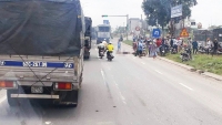nu du khach my bi xe tai can chet tren duong bot bien hoa