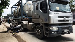 Bị xe bồn cán qua người, 2 thanh niên đi xe máy nguy kịch