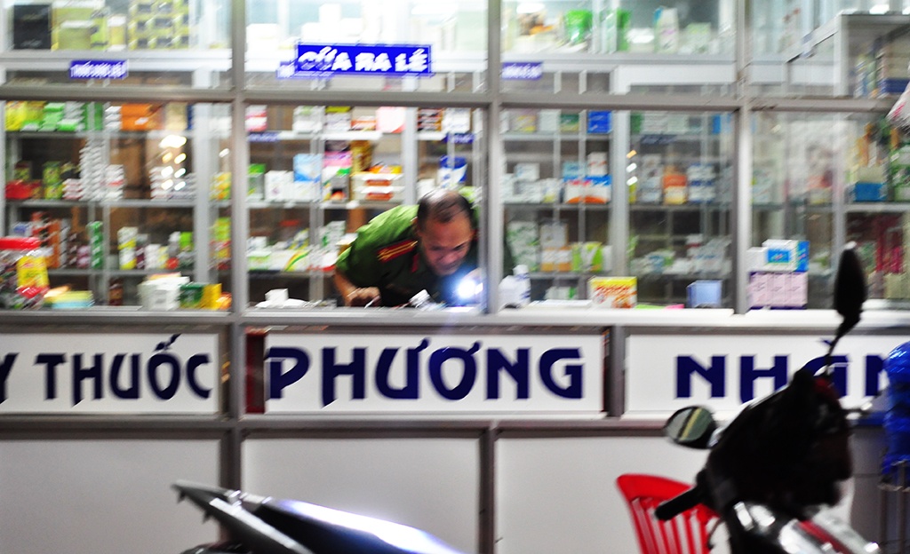 bat nghi can dam chet nguoi phu nu trong tiem thuoc tay