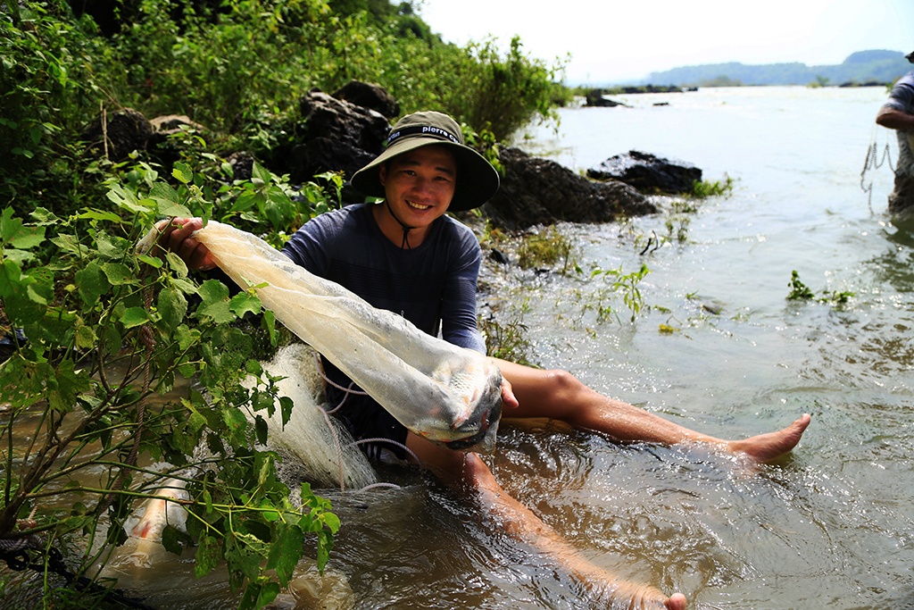 dan lieu minh bat ca duoi dong nuoc xiet khi thuy dien xa lu