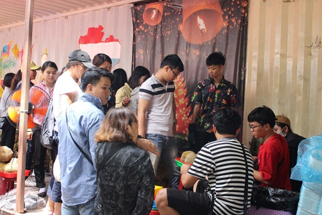 nguoi tre tp hcm thich thu an sau rieng tra hat