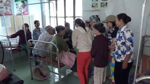 mot be trai con nguyen day ron bi vut bo o ben duong