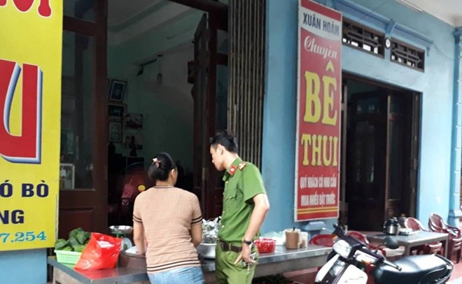 hai nguoi dan ong bi tat axit bong nang
