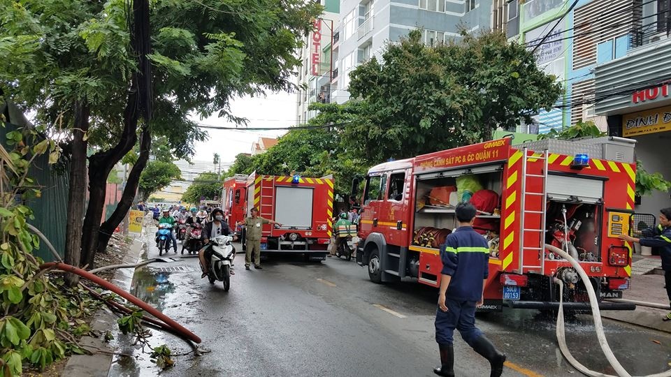 nhieu o to bi thieu rui khi vi hoa hoan o bai xe