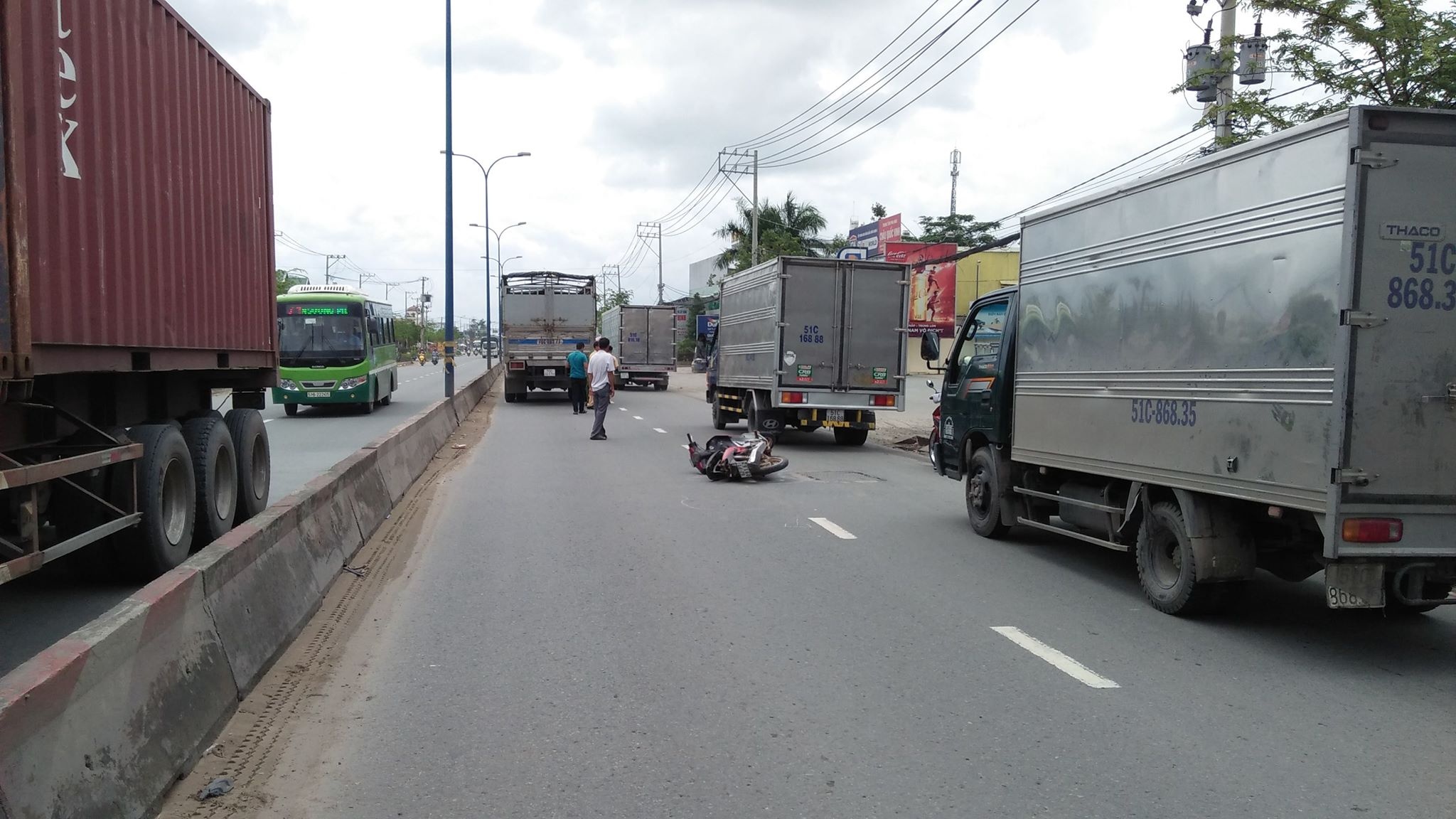 tranh o to con do ben duong hai cha con bi xe tai can thuong vong