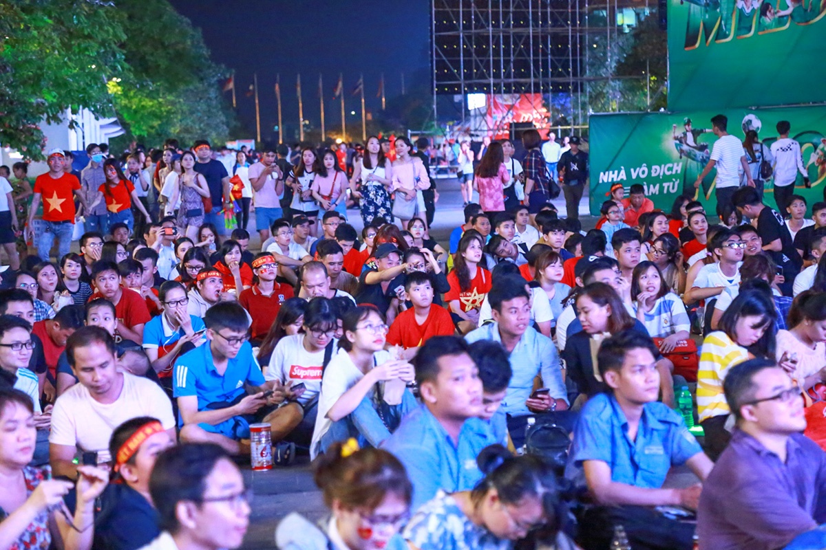 nguoi ham mo sai gon an mi goi cho xem u23 viet nam vs u23 syria