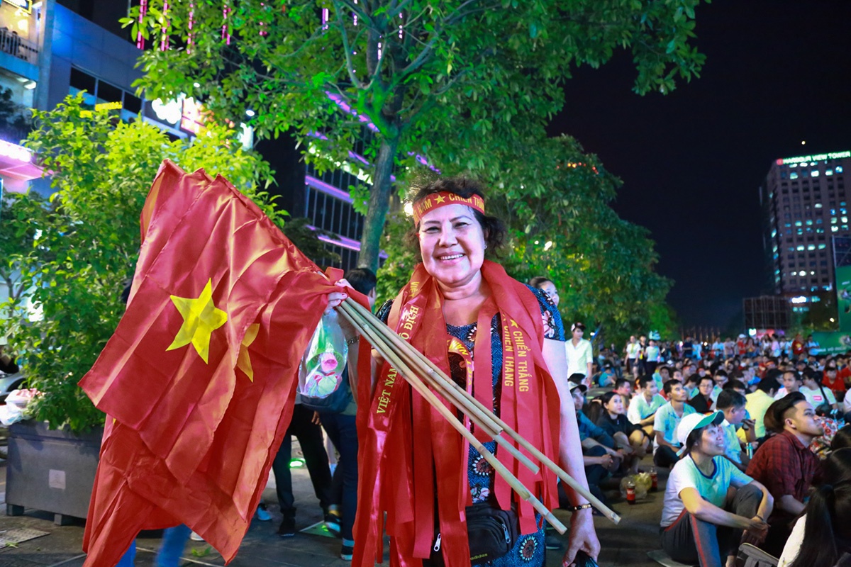 nguoi ham mo sai gon an mi goi cho xem u23 viet nam vs u23 syria