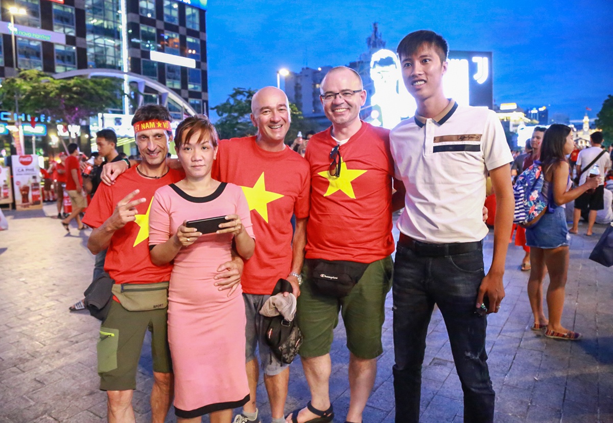 nguoi ham mo sai gon an mi goi cho xem u23 viet nam vs u23 syria