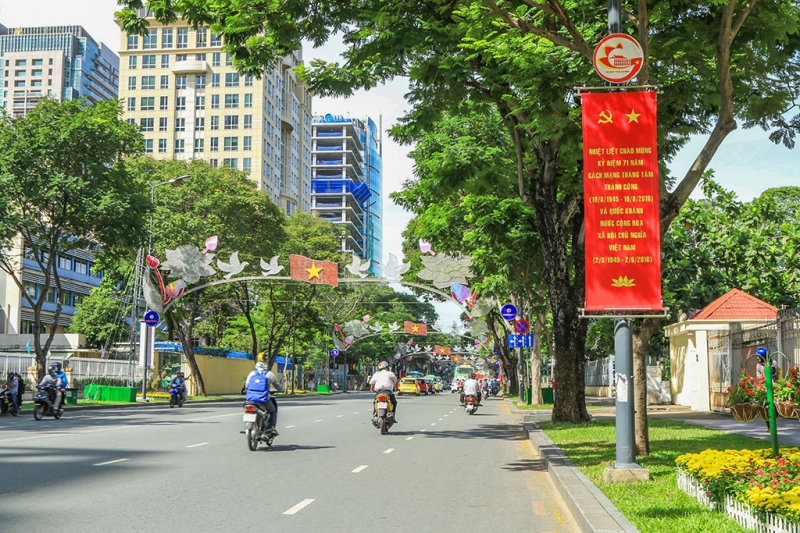 duong pho sai gon rop co hoa khau hieu mung quoc khanh