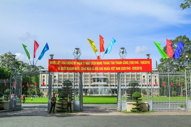 duong pho sai gon rop co hoa khau hieu mung quoc khanh