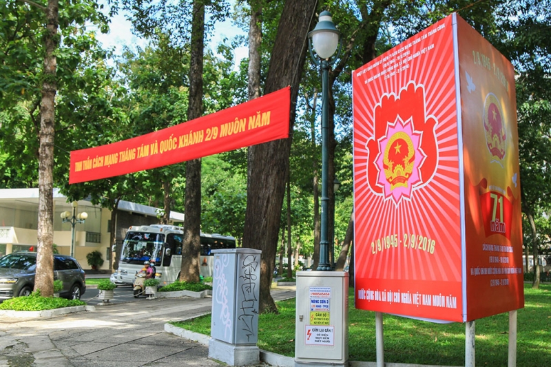duong pho sai gon rop co hoa khau hieu mung quoc khanh