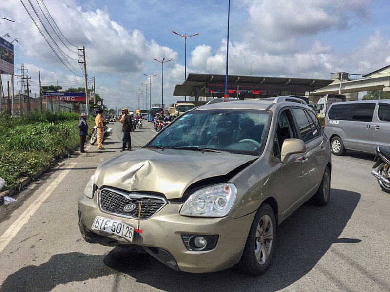 oto hat vang 3 xe may tren xa lo nhieu nguoi bi thuong