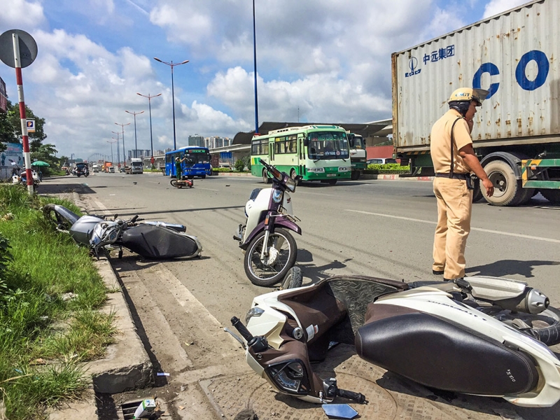 oto hat vang 3 xe may tren xa lo nhieu nguoi bi thuong