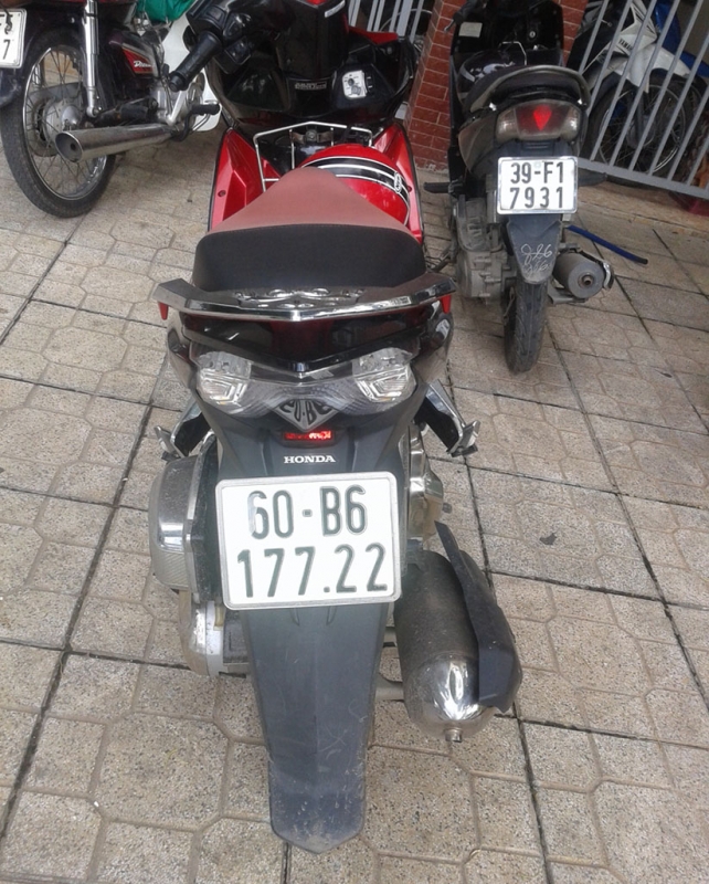 ten trom xe bi kho chu bat tai tran khi dang co gang be khoa xe