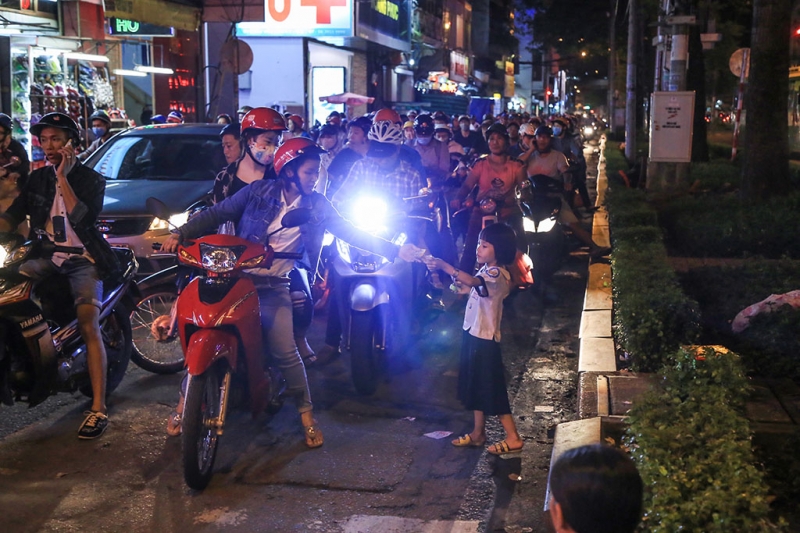nhung dua tre khong co tet trung thu o sai gon