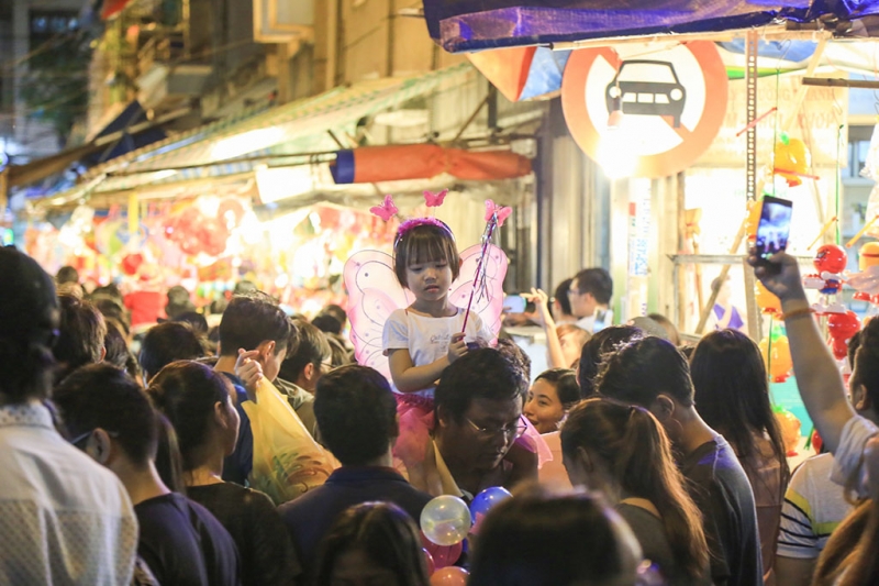 thien than nho o pho long den dem trung thu