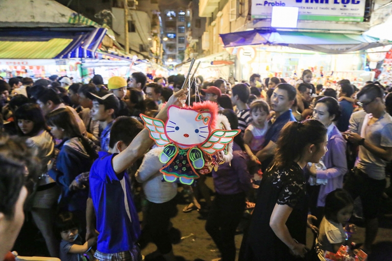 thien than nho o pho long den dem trung thu