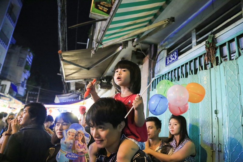 thien than nho o pho long den dem trung thu