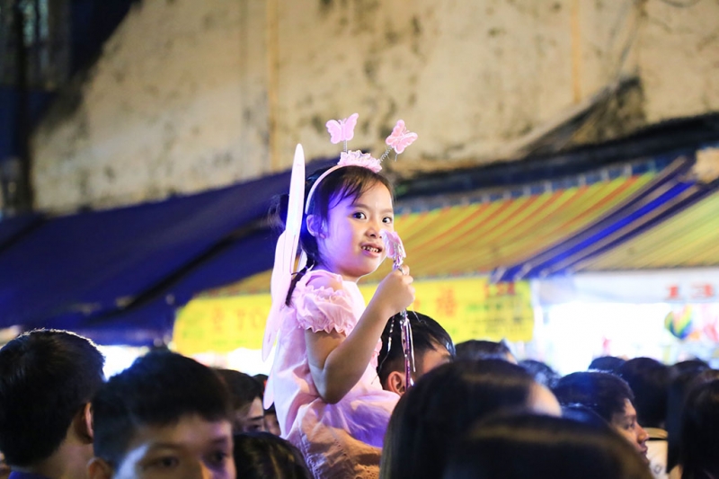 thien than nho o pho long den dem trung thu