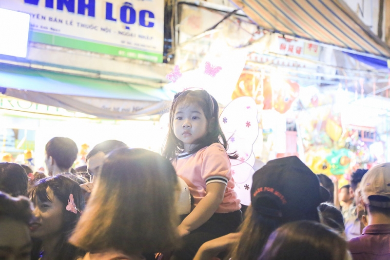 thien than nho o pho long den dem trung thu