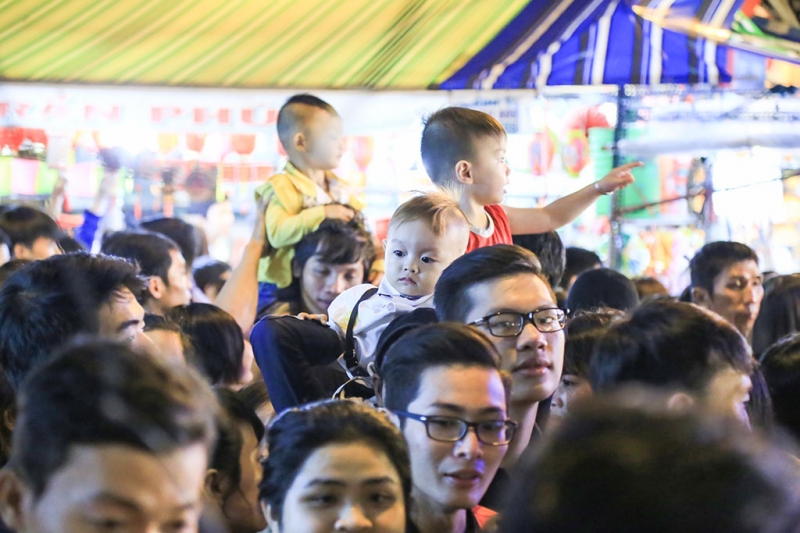 thien than nho o pho long den dem trung thu