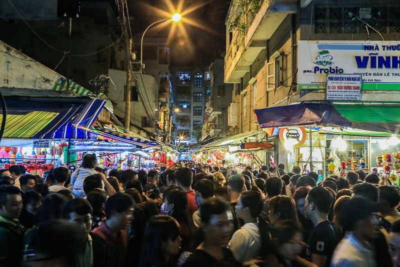 thien than nho o pho long den dem trung thu