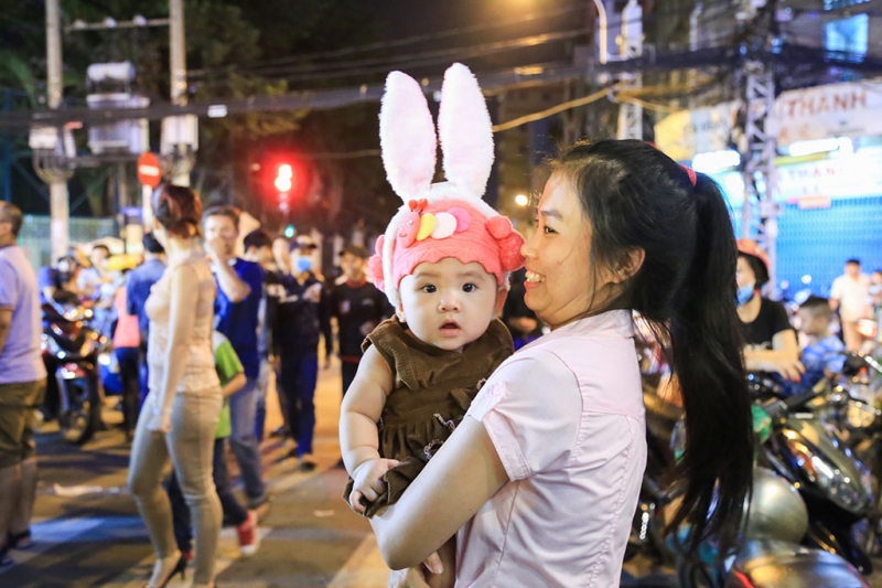 thien than nho o pho long den dem trung thu