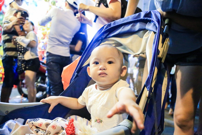 thien than nho o pho long den dem trung thu