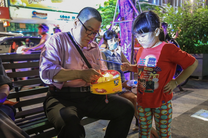 nguoi sai gon do xuong pho di choi trung thu