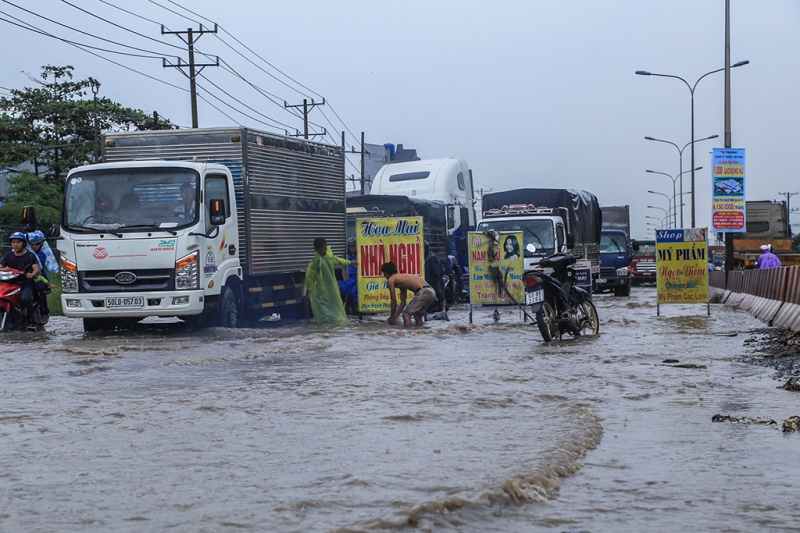 binh duong nguoi dan bi bom loi nuoc tren tuyen duong huyet mach