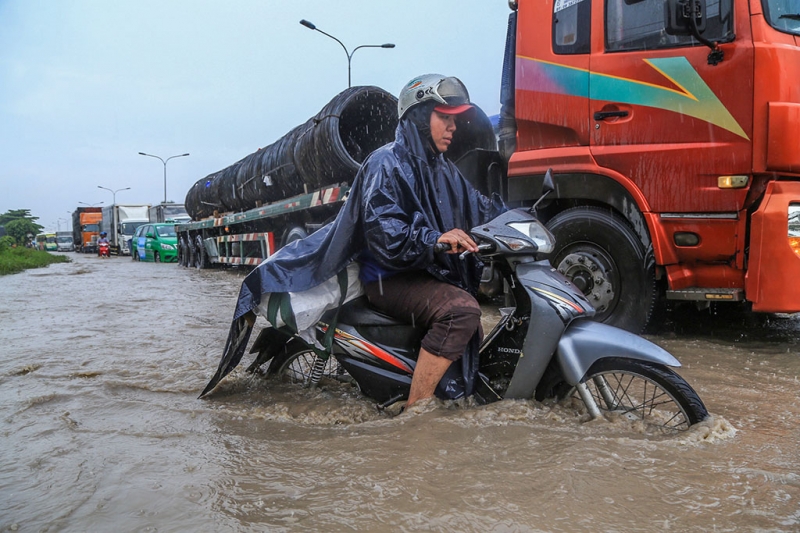 binh duong nguoi dan bi bom loi nuoc tren tuyen duong huyet mach
