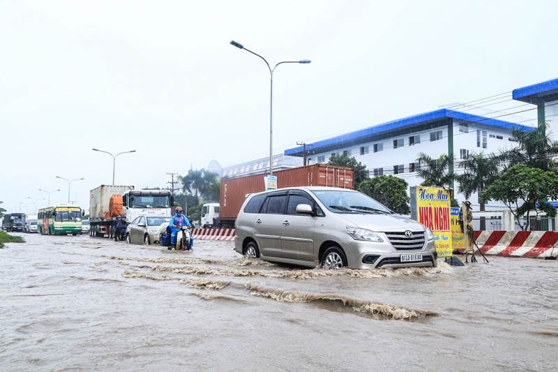binh duong nguoi dan bi bom loi nuoc tren tuyen duong huyet mach