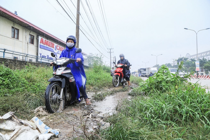 binh duong nguoi dan bi bom loi nuoc tren tuyen duong huyet mach
