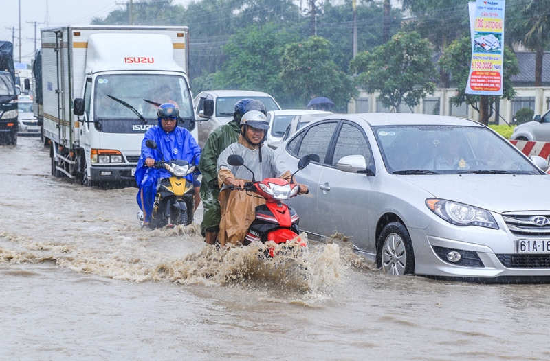 binh duong nguoi dan bi bom loi nuoc tren tuyen duong huyet mach